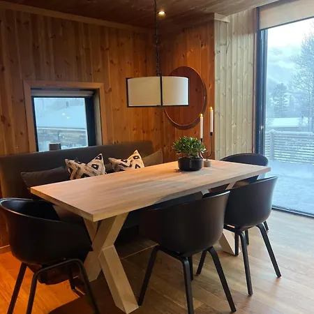 Charming And Modern Ski-in Ski-out בקתה