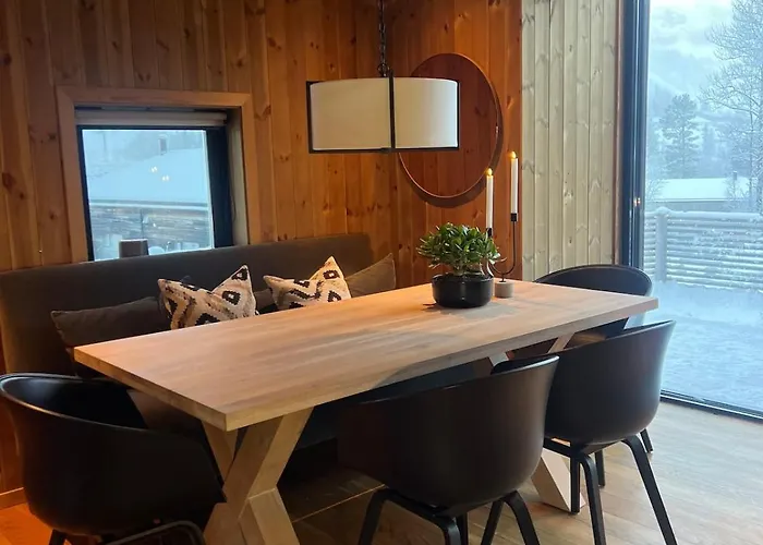 Charming And Modern Ski-in Ski-out 木屋